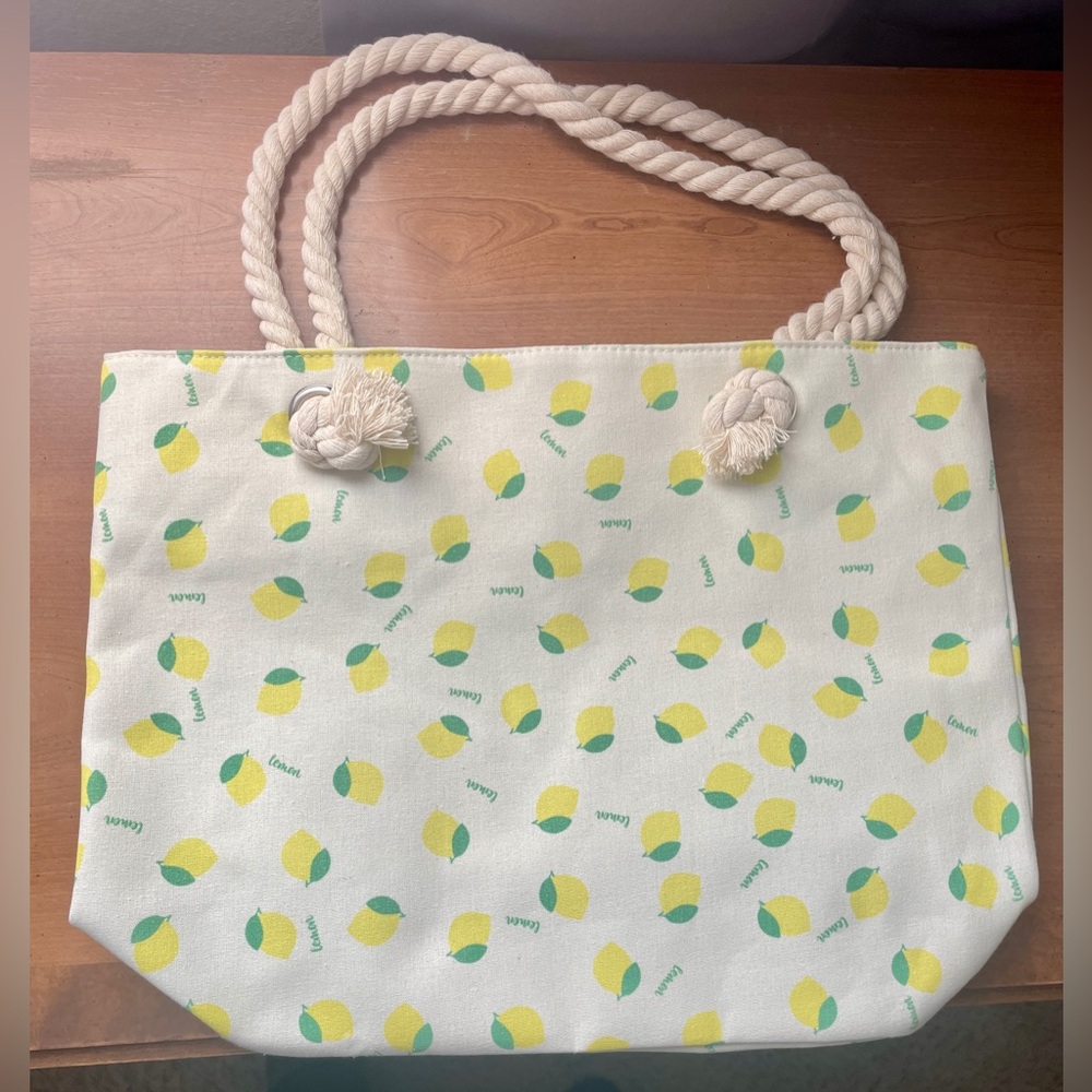 ⭐️NEW⭐️ Large fully lined tote bag with interior pocket